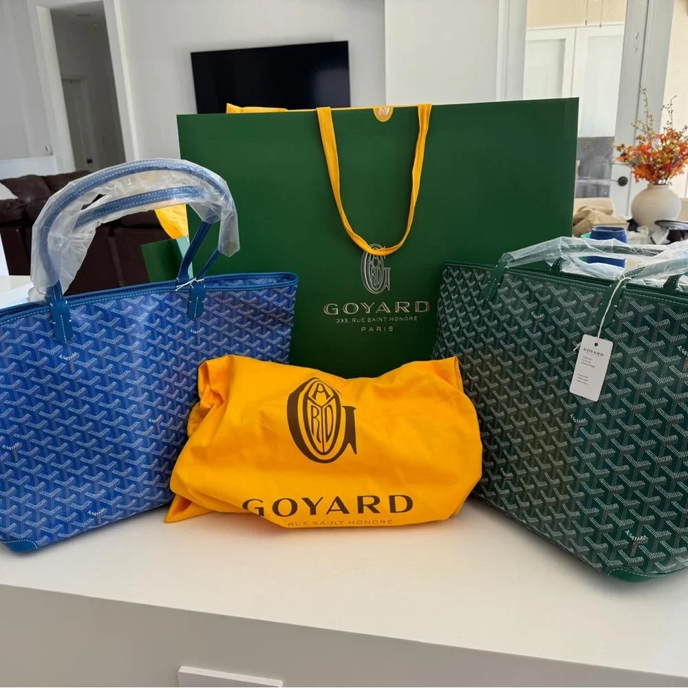 GOYARD BLUE LARGE TOTE BAG
IT’S BEAUTIFUL AND BRAND NEW
ITS AN EXCLUSIVE TOTE… - Picture 1 of 1